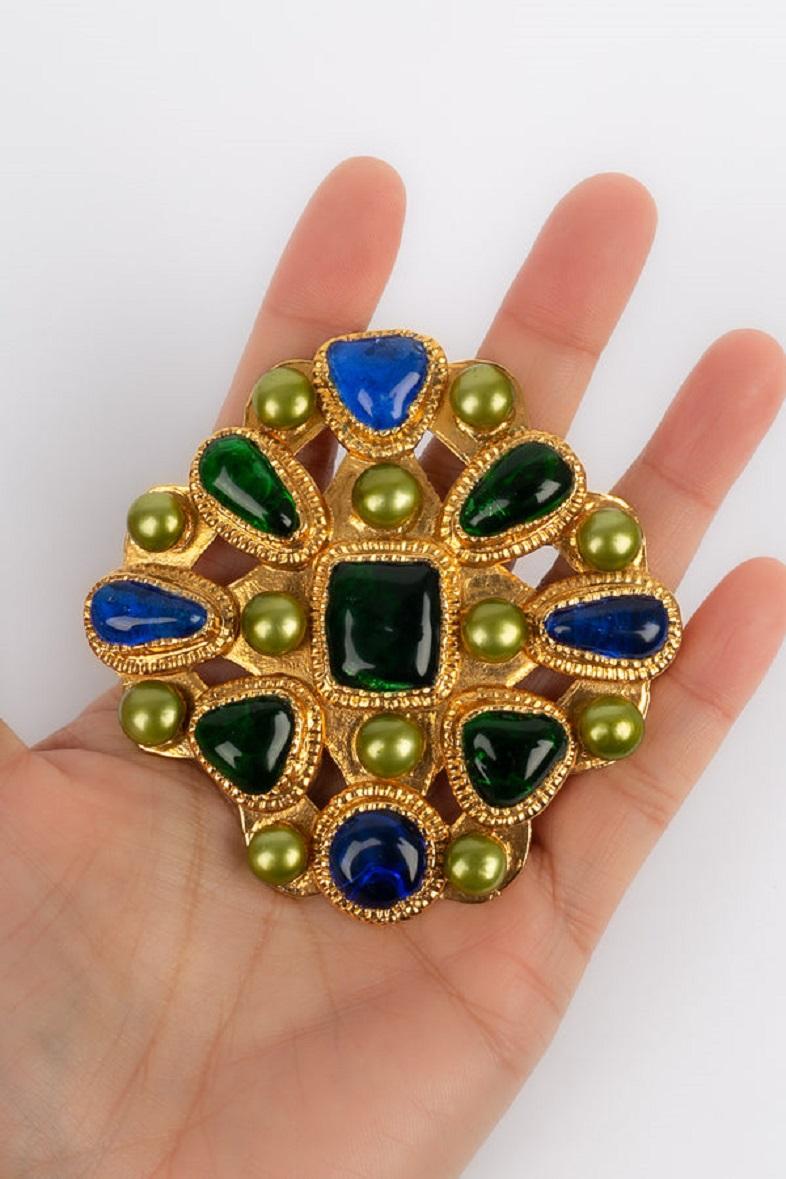 Chanel Brooch Gilded Metal and Glass Paste, Fall 1991 For Sale 4