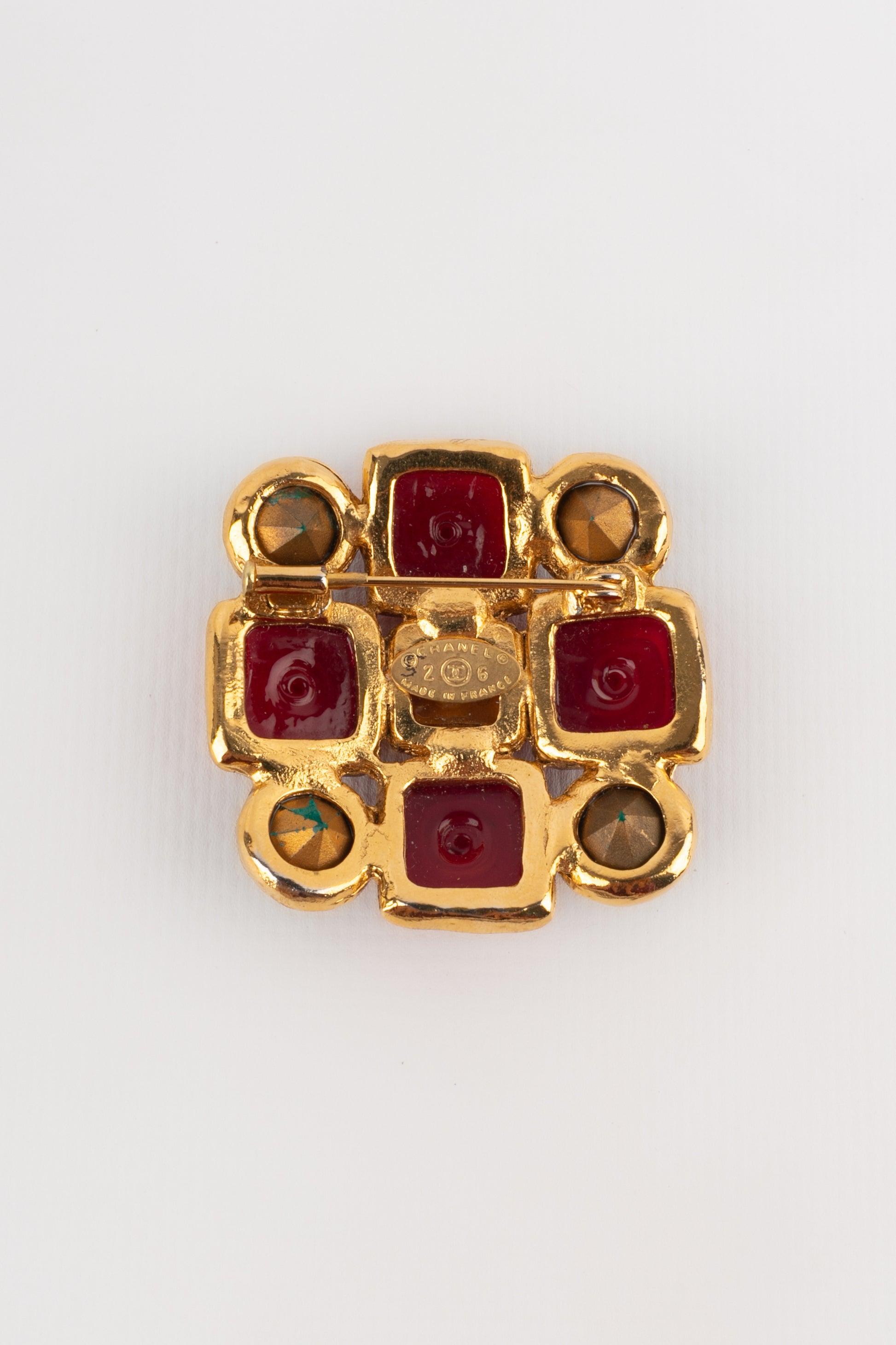 Broche Chanel Pasta de vidrio y strass, años 90 en Excelente estado para la venta en SAINT-OUEN-SUR-SEINE, FR