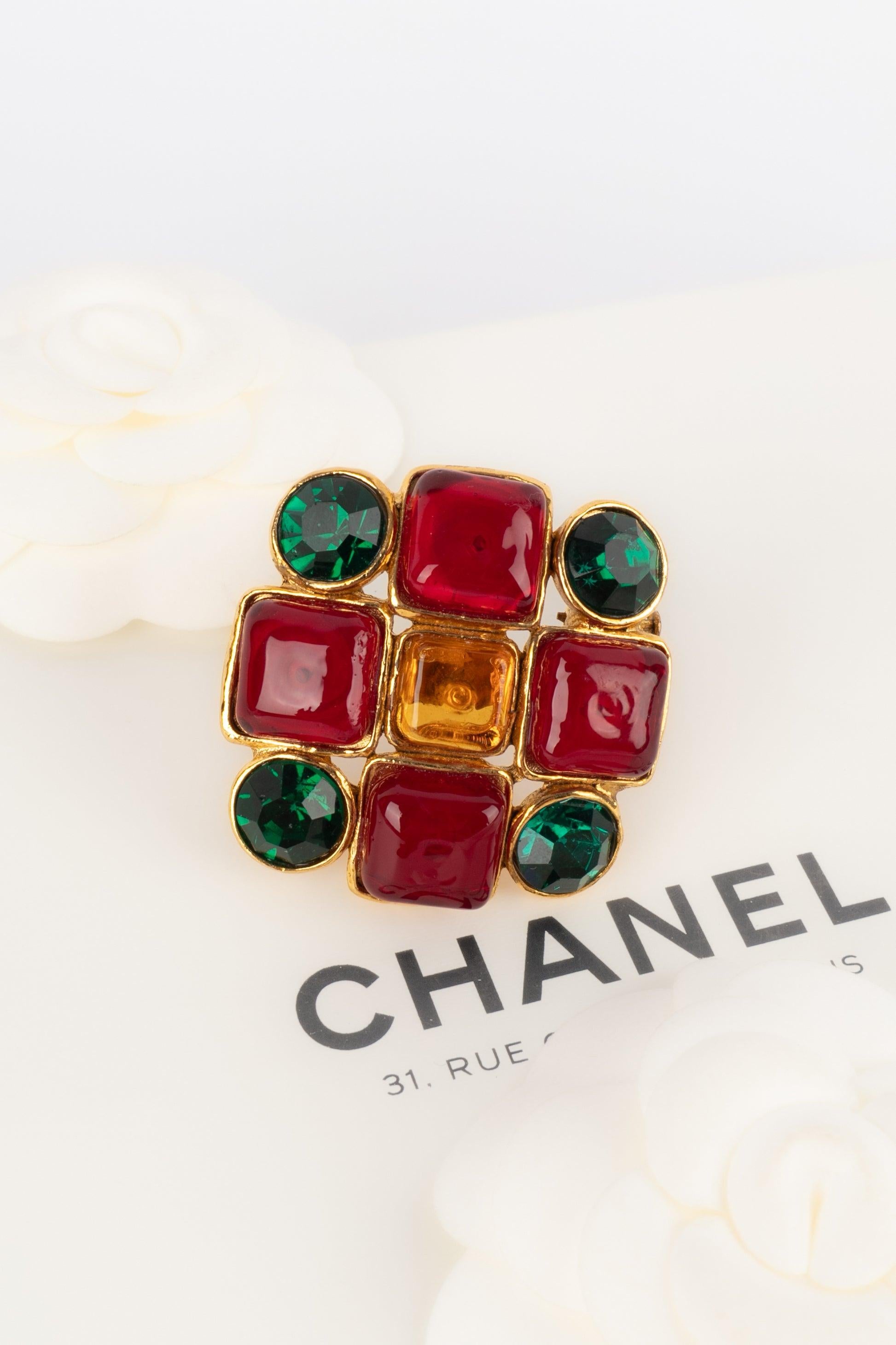 Broche Chanel Pasta de vidrio y strass, años 90 en venta 3