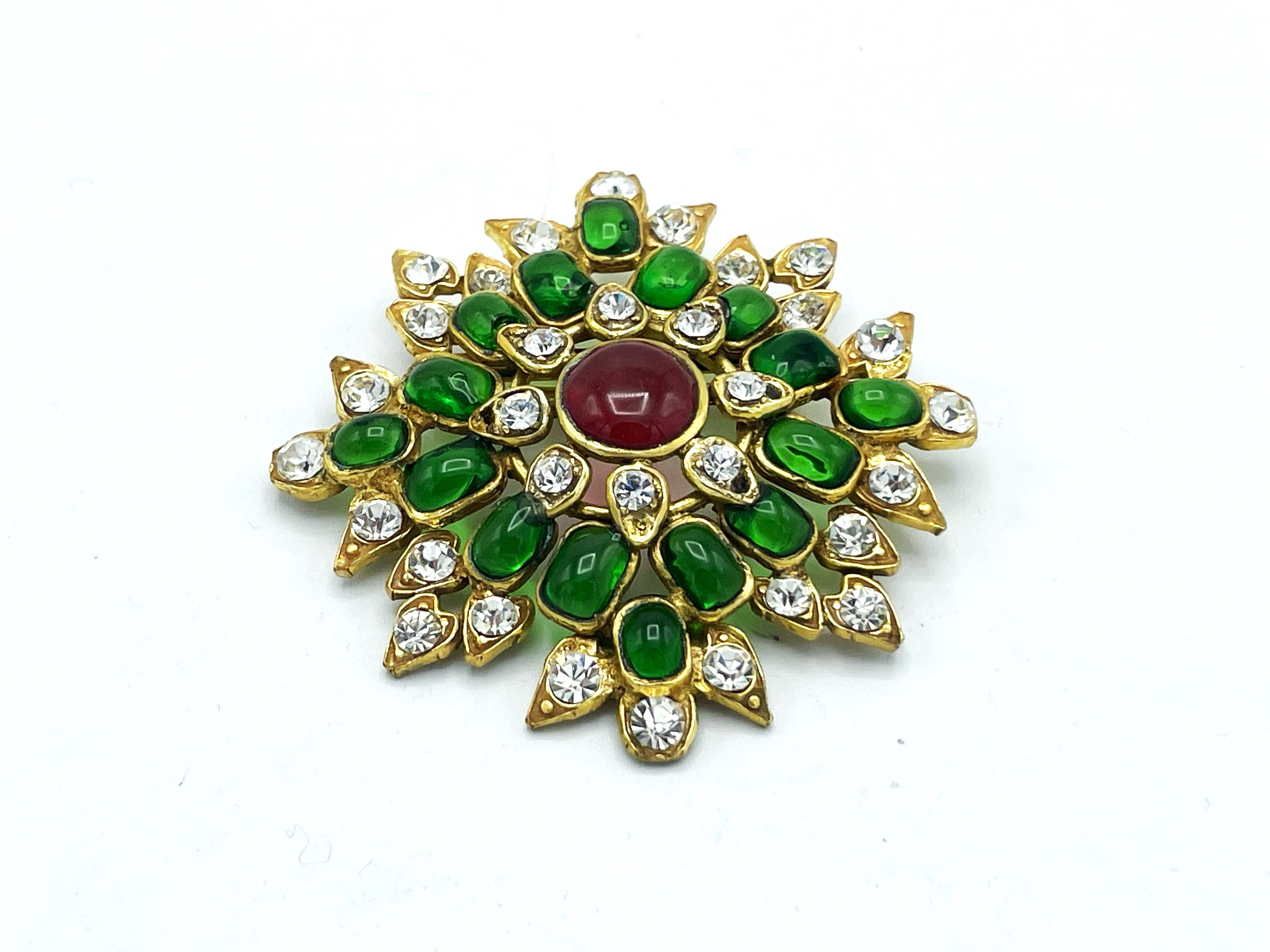 Early CHANEL BROOCH ( Made in France) signed 1970/80's made by Maison Gripoix Paris, with green and red Gripoix glass and with clear, cut rhinestones. Best condition! 

Dimensions:
Height 6cm
Width   6cm 
Features
- Signed CHANEL 1970/80's Made in