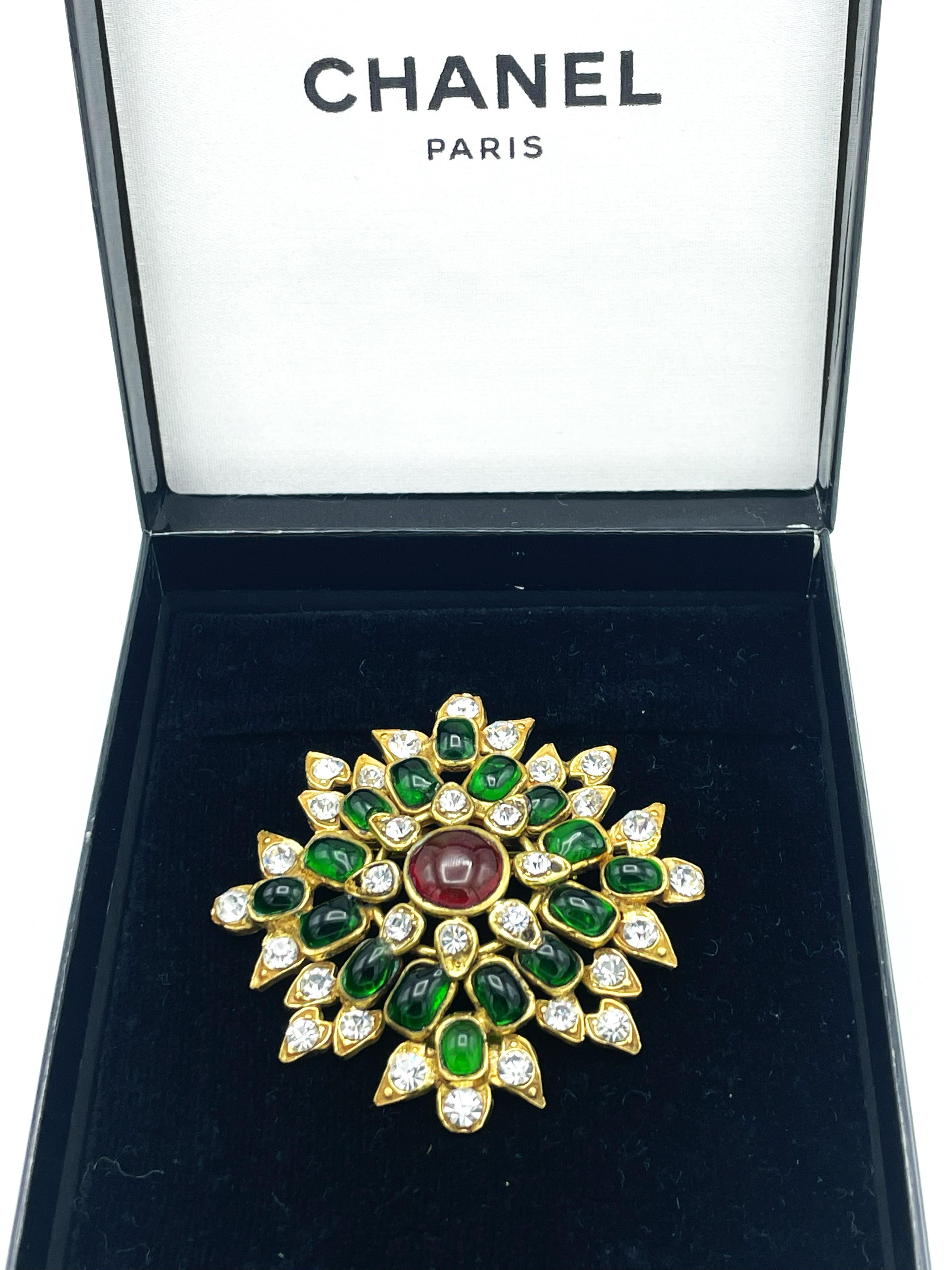 CHANEL BROOCH, green and red Gripoix glass, rhinestons, signed 1970/80, France   In Excellent Condition For Sale In Stuttgart, DE
