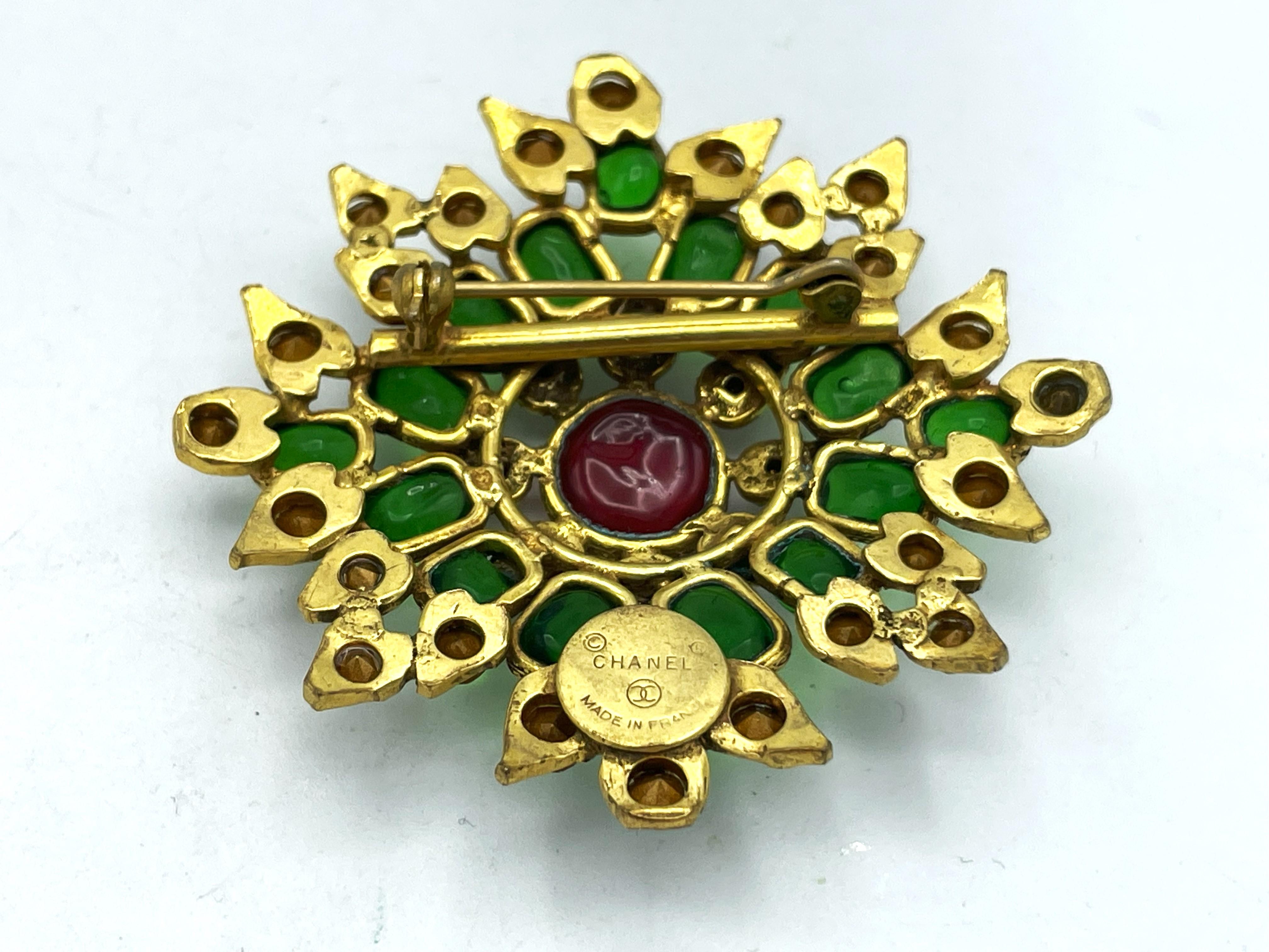 CHANEL BROOCH, green and red Gripoix glass, rhinestons, signed 1970/80, France For Sale 1