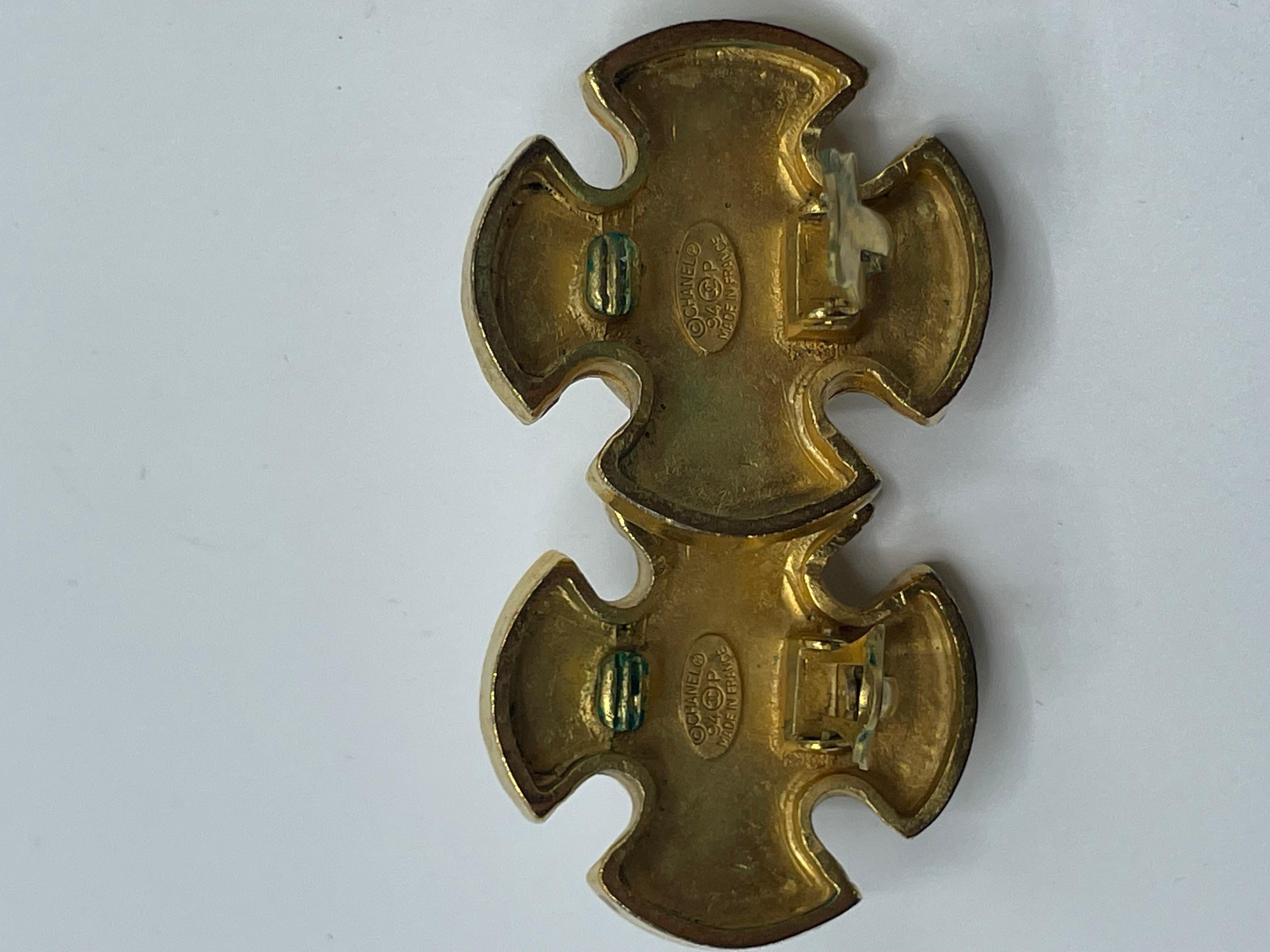 Massive Gripoix brooch design by Victoire de Castelane in 1990. Cross in gold plate, melted glass . Stamp on the back Chanel.
