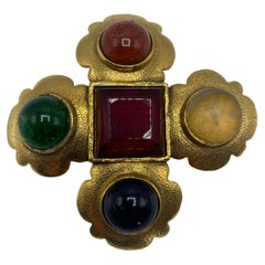 Broche Chanel Gripoix diseñado por Victoire de Castelane