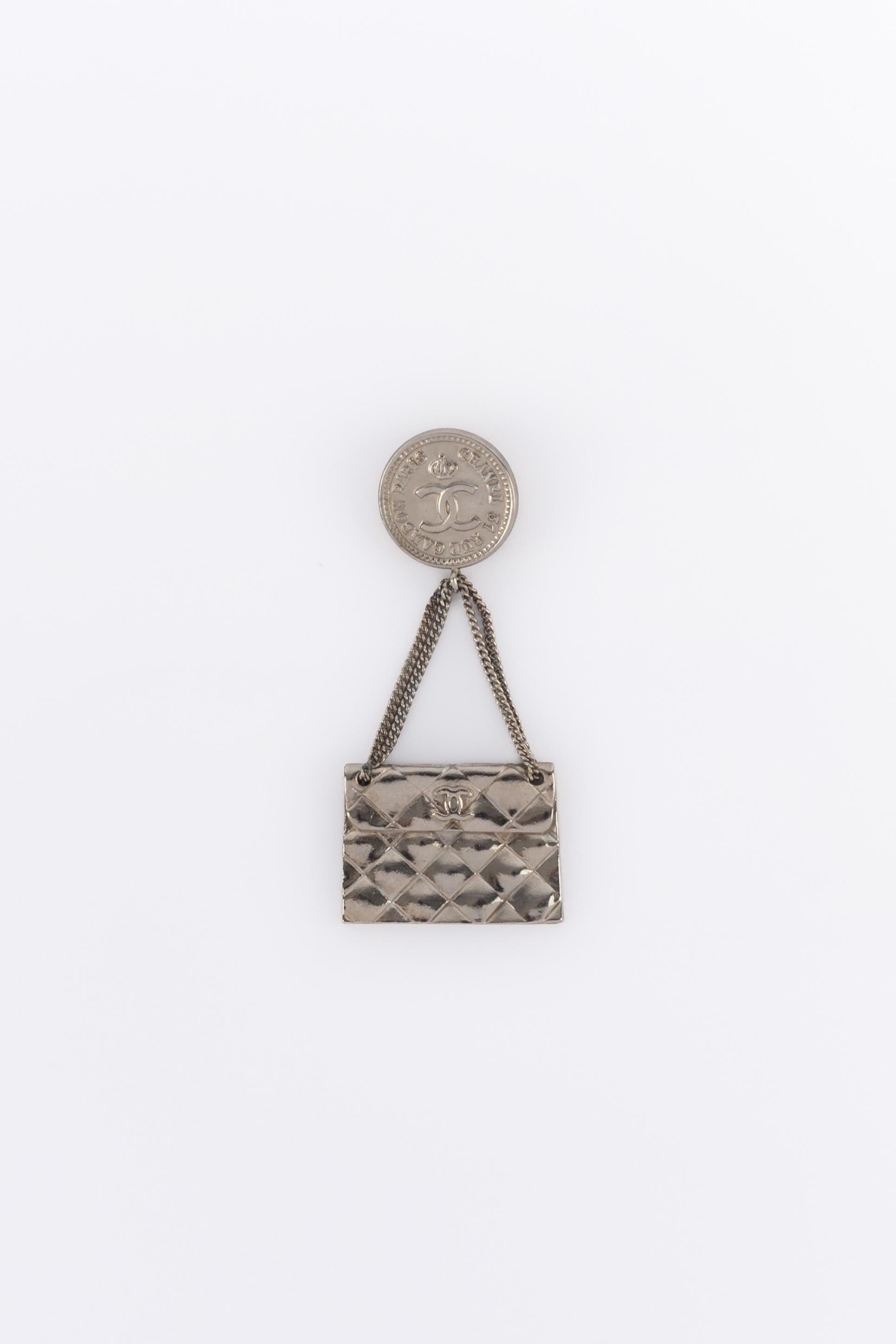 CHANEL - (Made in France) Spilla in metallo argentato raffigurante una borsa Chanel. Una collezione 2cc3 della fine degli anni '80 sotto la direzione artistica di Karl Lagerfeld.

Condizioni:
Ottime condizioni

Dimensioni:
Lunghezza: 8 cm

SKU:BRB77