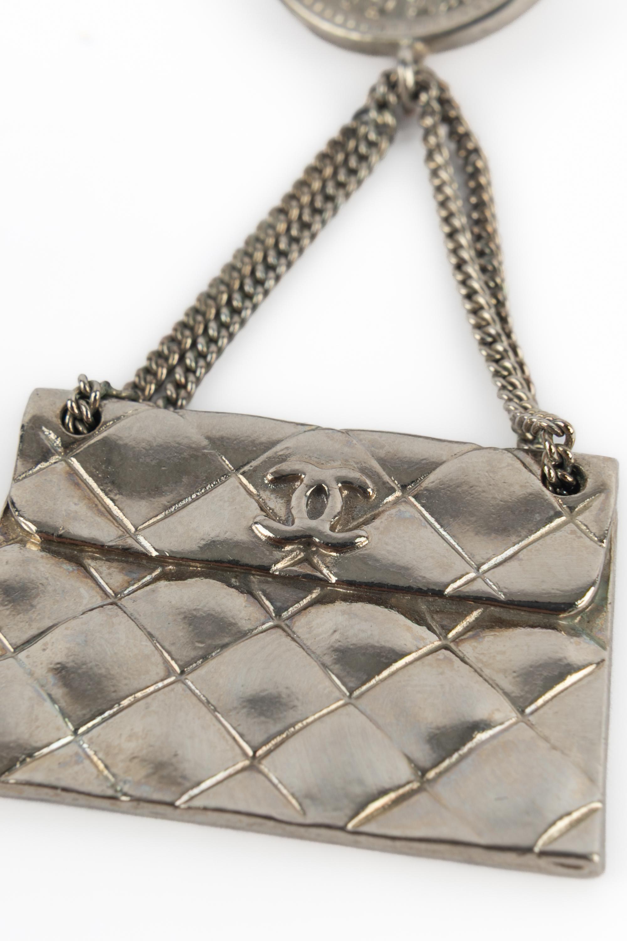 Donna Borsa con spilla di Chanel in vendita