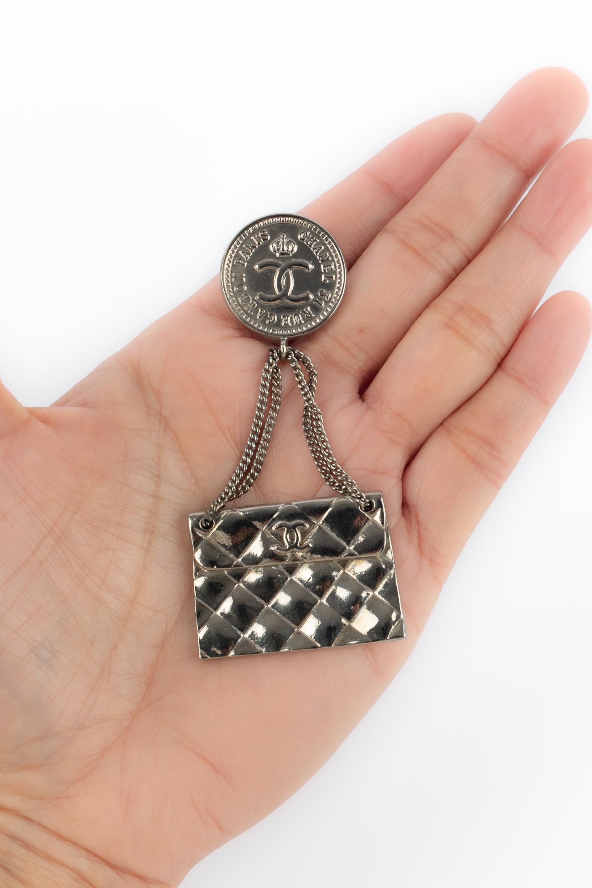 Borsa con spilla di Chanel in vendita 4