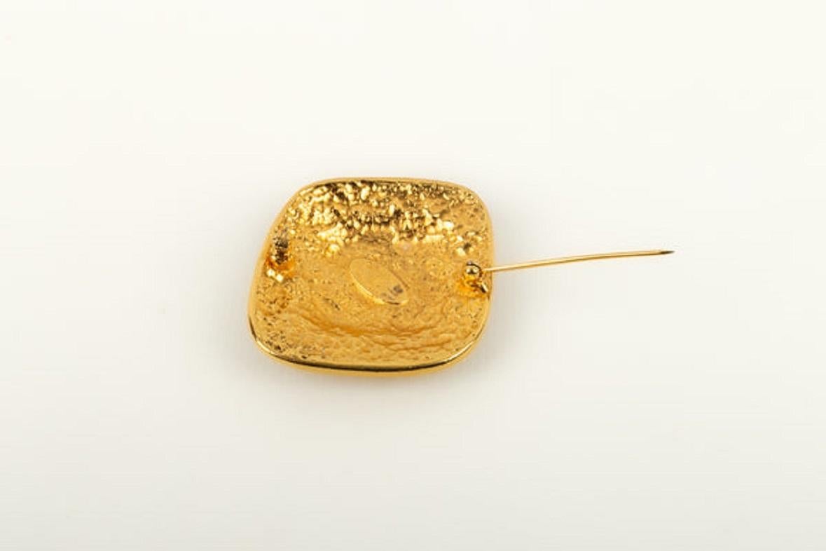 Chanel Brooch in Engraved Gold-Plated Metal In Excellent Condition For Sale In SAINT-OUEN-SUR-SEINE, FR