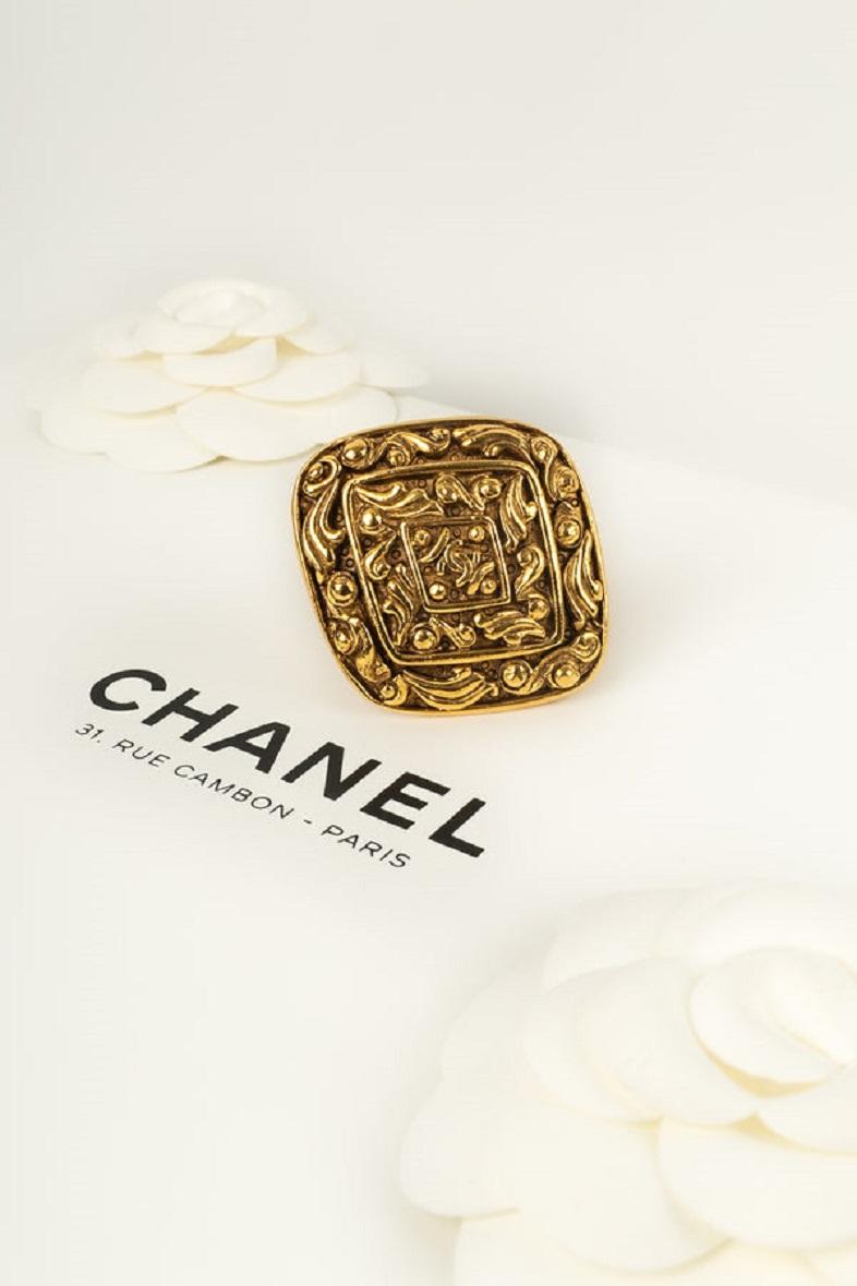 Chanel Brooch in Engraved Gold-Plated Metal For Sale 1