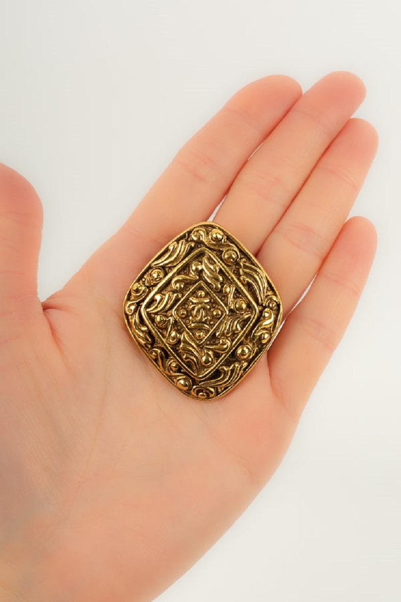 Chanel Brooch in Engraved Gold-Plated Metal For Sale 2