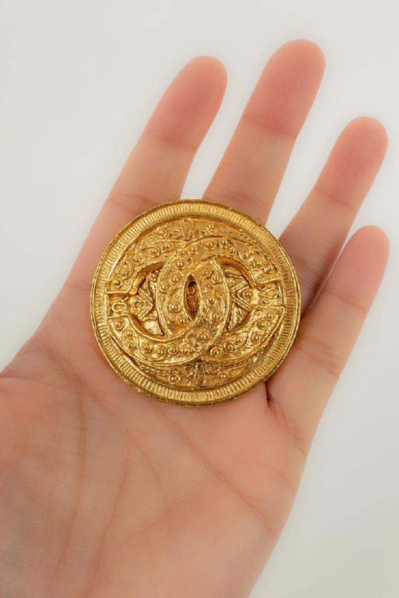 Chanel - (Made in France) Brooch in gilded metal. Fall/Winter 1994 collection.

Additional information:
Dimensions: Ø 5 cm
Condition: Very good condition
Seller Ref number: BRB136