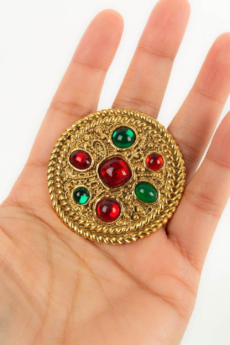 Chanel- Brooch in gilded metal and colored glass paste.

Additional information:
Dimensions: Ø 4.5 cm
Condition: Very good condition
Seller Ref number: BRB68