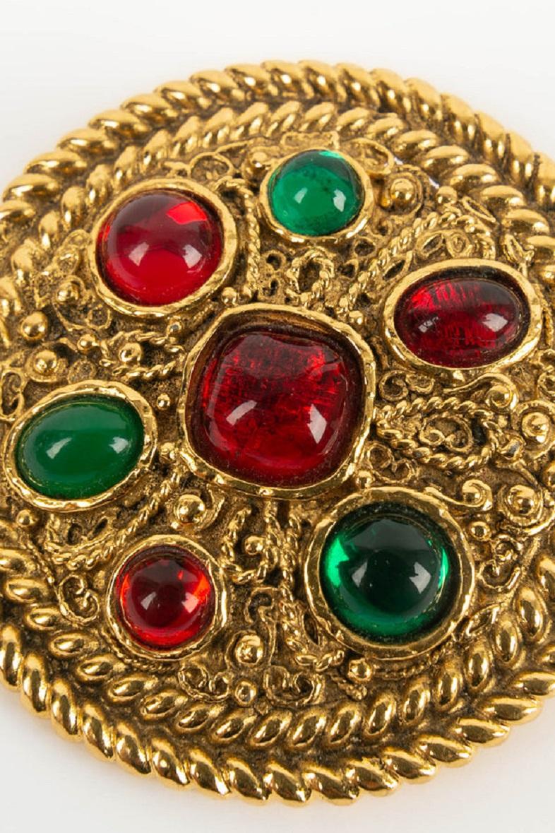 Chanel Brooch in Gilded Metal and Colored Glass Paste In Excellent Condition For Sale In SAINT-OUEN-SUR-SEINE, FR