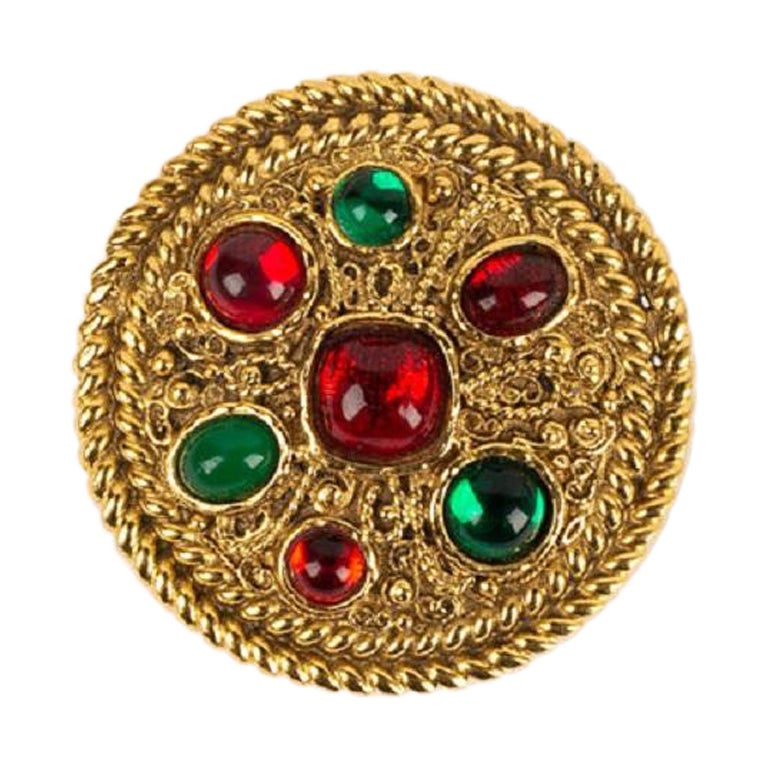 Spilla Chanel in metallo dorato e pasta di vetro colorata