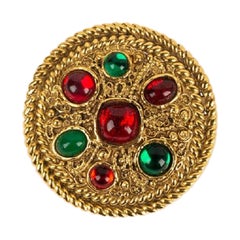 Spilla Chanel in metallo dorato e pasta di vetro colorata