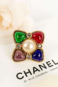 Chanel Brooch in Gilded Metal and Glass Paste, 1990's
