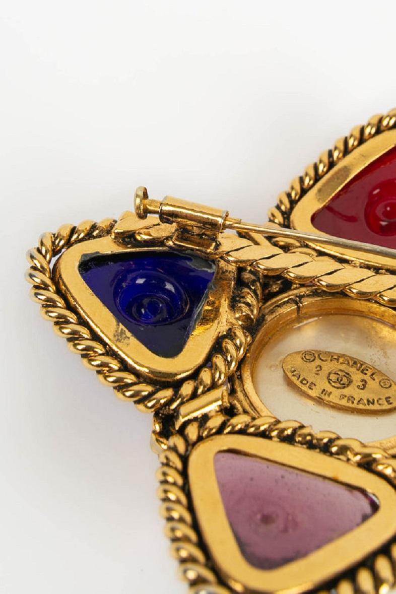 Chanel Brooch in Gilded Metal and Glass Paste, 1990's In Good Condition For Sale In SAINT-OUEN-SUR-SEINE, FR
