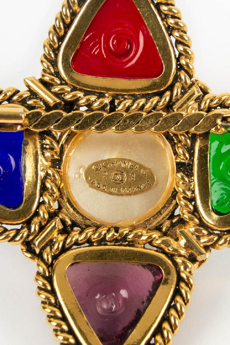 Women's or Men's Chanel Brooch in Gilded Metal and Glass Paste, 1990's For Sale