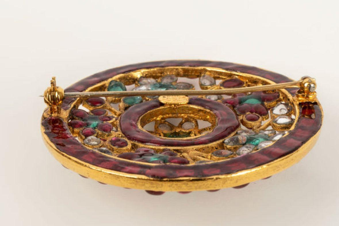 Chanel Brooch in Gilded Metal and Glass Paste In Excellent Condition In SAINT-OUEN-SUR-SEINE, FR