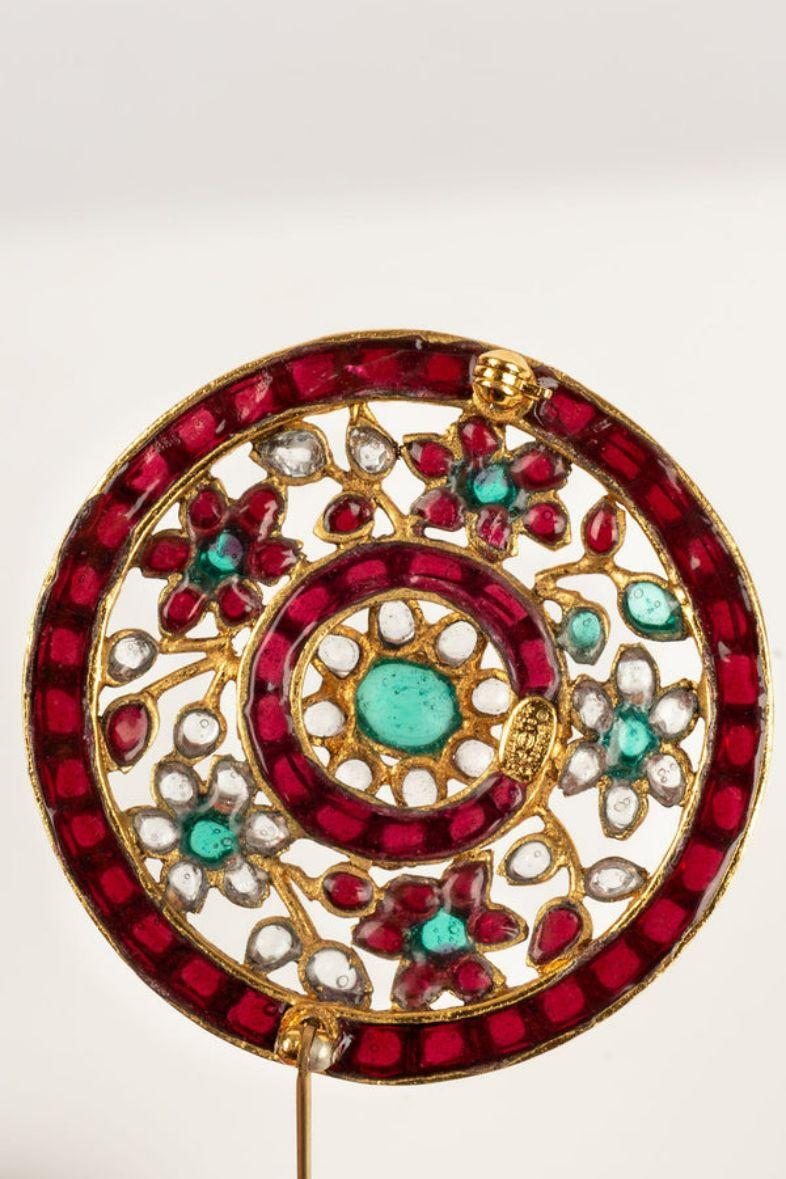 Women's or Men's Chanel Brooch in Gilded Metal and Glass Paste