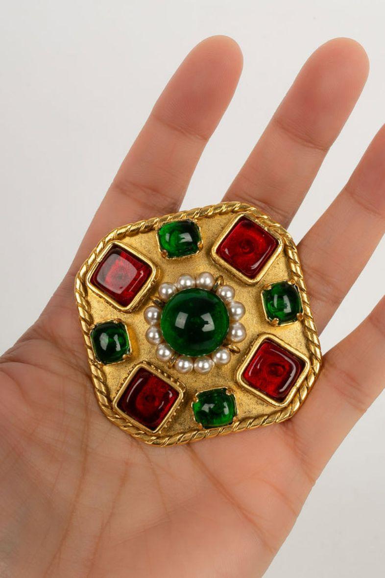 Chanel Brooch in Gilded Metal and Glass Paste For Sale 3