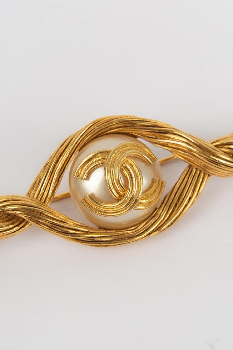 Chanel- (Made in France) Brooch in gilded metal and pearly cabochon. Collection Autumn-Winter 1994. 

Additional information:
Dimensions: 10 L cm
Condition: Very good condition
Seller Ref number: BRB91