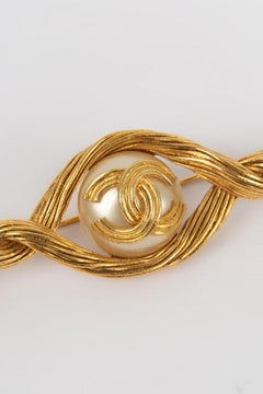 Chanel Brooch in Gilded Metal and Pearly Cabochon, Fall 1994