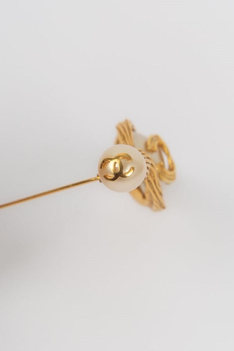 Chanel Brooch in Gilded Metal and Pearly Cabochon, Fall 1994 For Sale 1