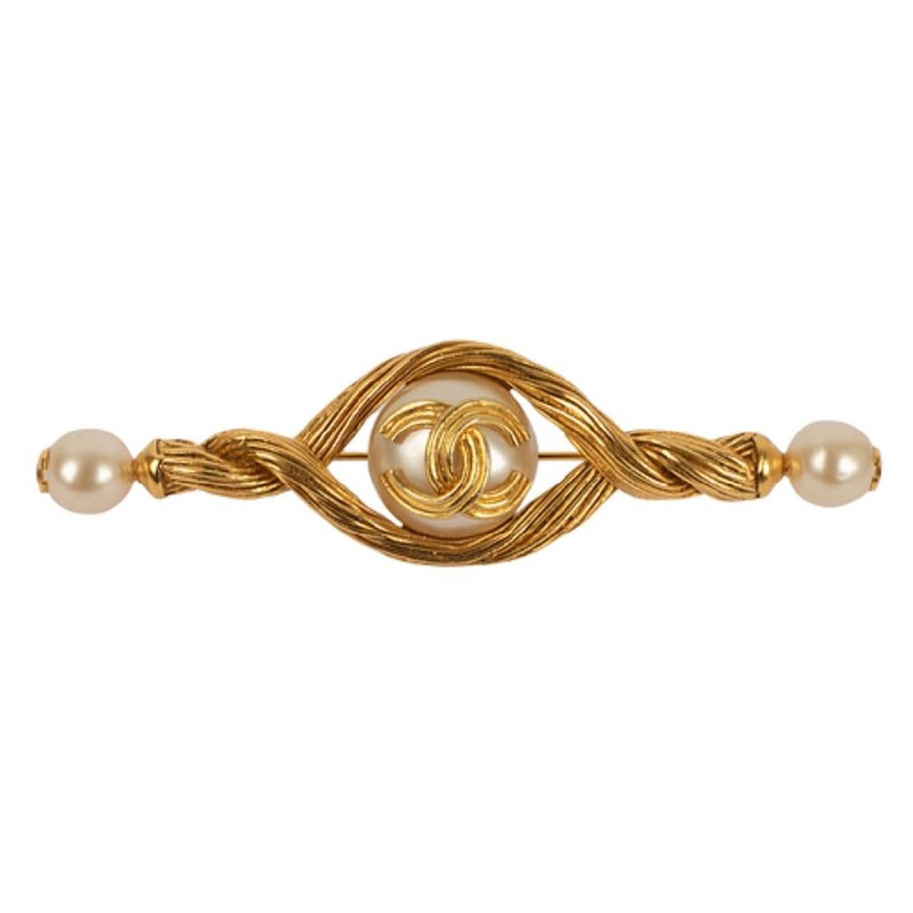Spilla Chanel in metallo dorato e cabochon perlato, Autunno 1994