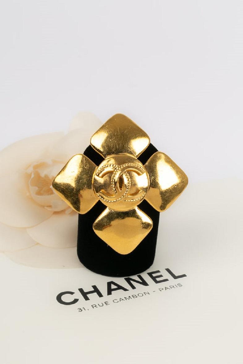 Chanel- (Made in France) Brooch in gilded metal. Collection Fall/Winter 1997. 

Additional information:
Dimensions: 6.5 H cm
Condition: Very good condition
Seller Ref number: BRB88