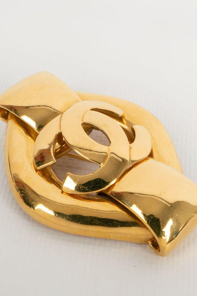 Chanel -(Made in France) Brooch in gilded metal. Spring-Summer 1997 collection.

Additional information:
Dimensions: Height: 6.5 cm, Width: 5 cm
Condition: Very good condition
Seller Ref number: BRB4