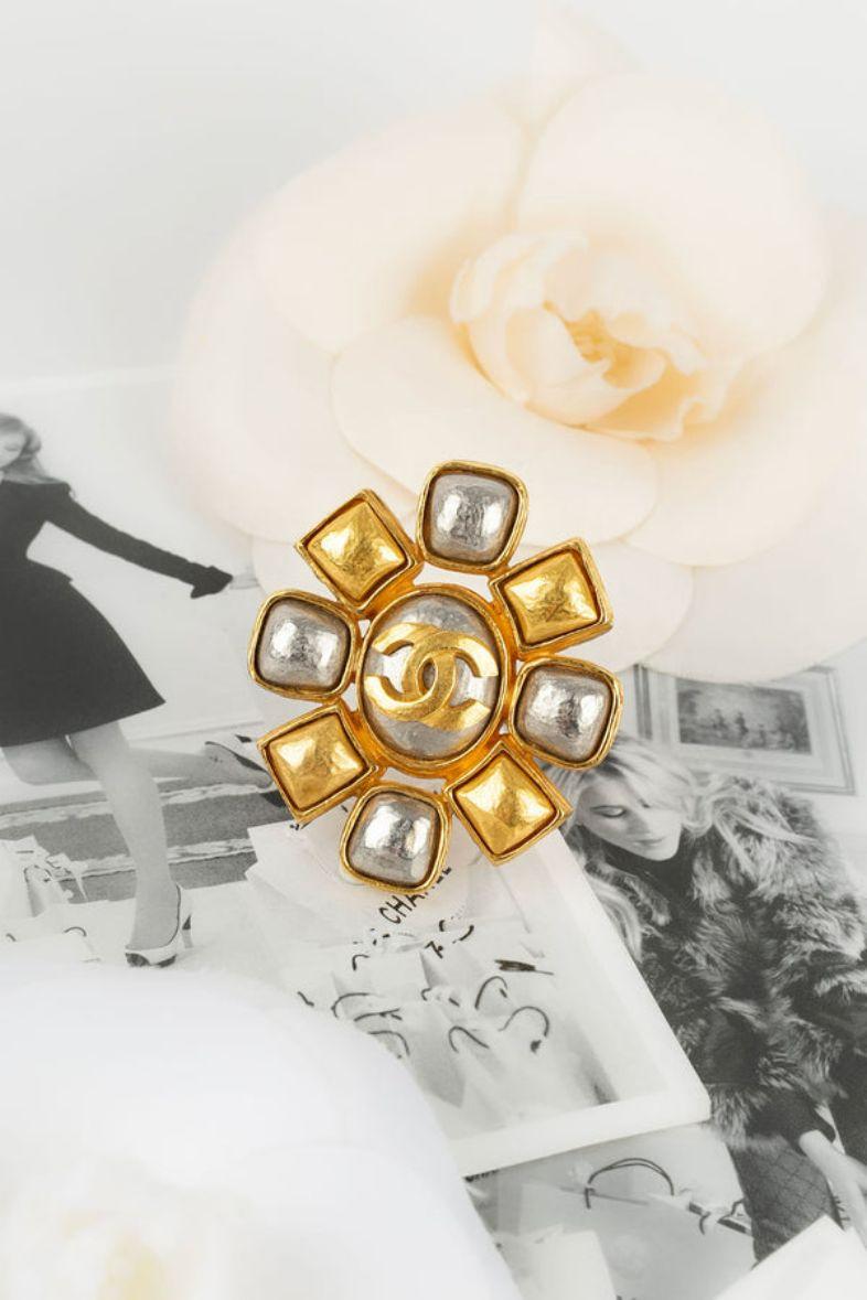 Chanel - (Made in France) Brooch in gilded metal from the Fall - Winter 1997 collection. It is engraved with the S of sale.

Additional information:

Dimensions: 5 cm x 4.5 cm

Condition: 
Very good condition

Seller Ref number: BRB48