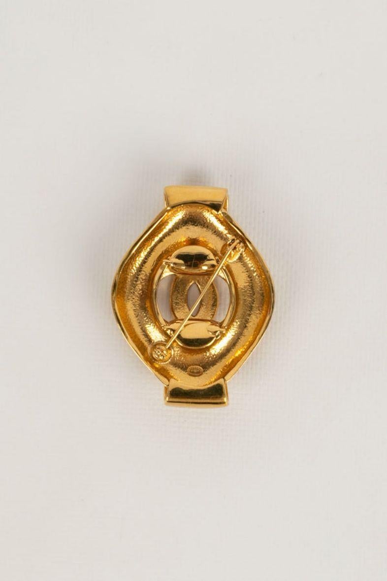 Chanel Brooch in Gilded Metal In Excellent Condition For Sale In SAINT-OUEN-SUR-SEINE, FR