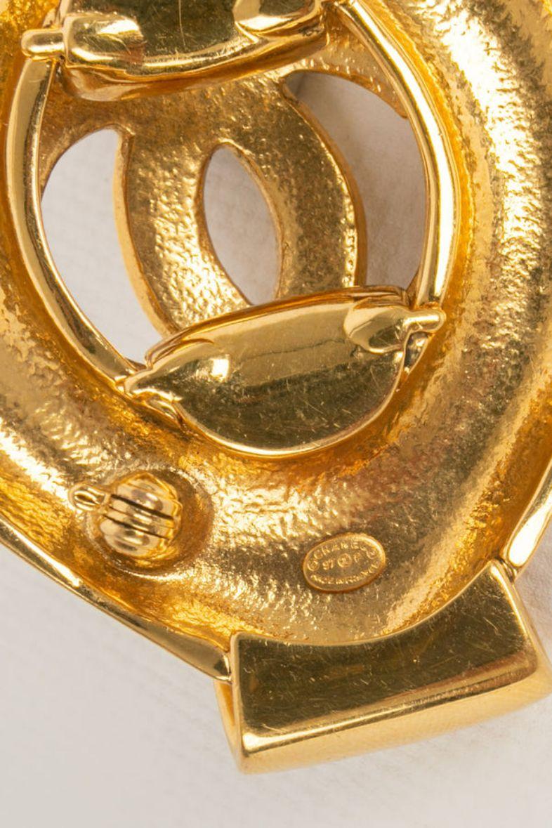 Women's or Men's Chanel Brooch in Gilded Metal For Sale