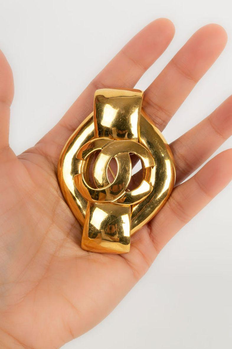 Chanel Brooch in Gilded Metal For Sale 1