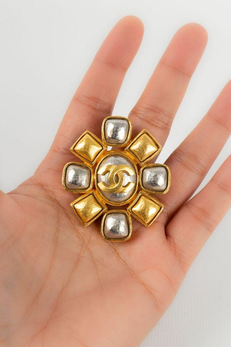 Chanel Brooch in Gilded Metal In Excellent Condition In SAINT-OUEN-SUR-SEINE, FR