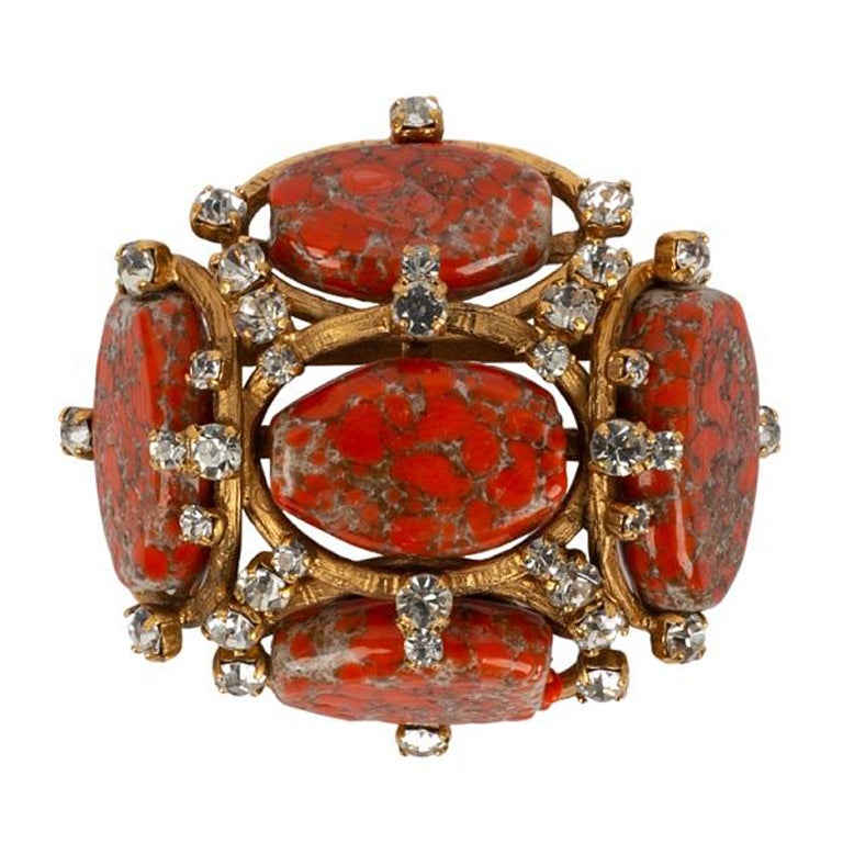 Spilla Chanel in metallo dorato, pasta di vetro arancione e strass Swarovski, 1994