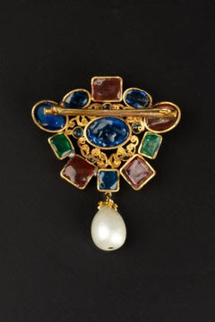 Chanel Brooch in Gilted Metal and Glass Paste Cabochons