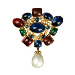 Chanel Brosche aus vergoldetem Metall und Glas mit Cabochons