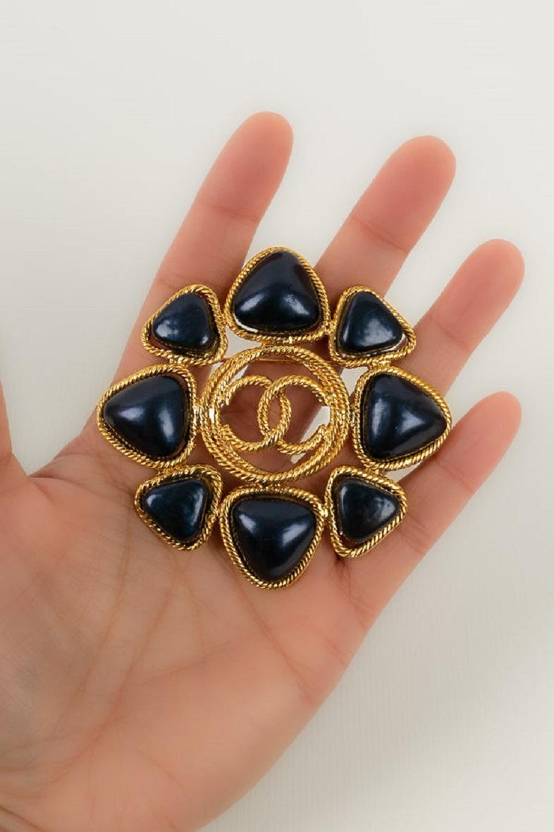 Chanel - (Made in France) Brooch in gold metal and pearly cabochons in shades of blue. Collection 2cc8

Additional information:
Dimensions: 7 W x 7 H cm
Condition: Very good condition
Seller Ref number: BRB121