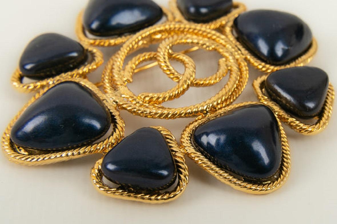 Chanel Brooch in Gold Metal and Pearly Cabochons in Shades of Blue In Excellent Condition For Sale In SAINT-OUEN-SUR-SEINE, FR