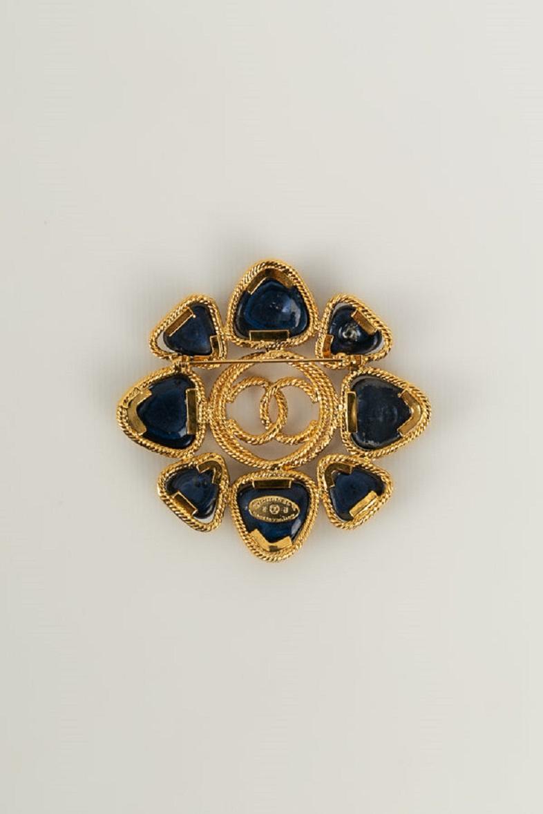 Chanel Brooch in Gold Metal and Pearly Cabochons in Shades of Blue For Sale 1