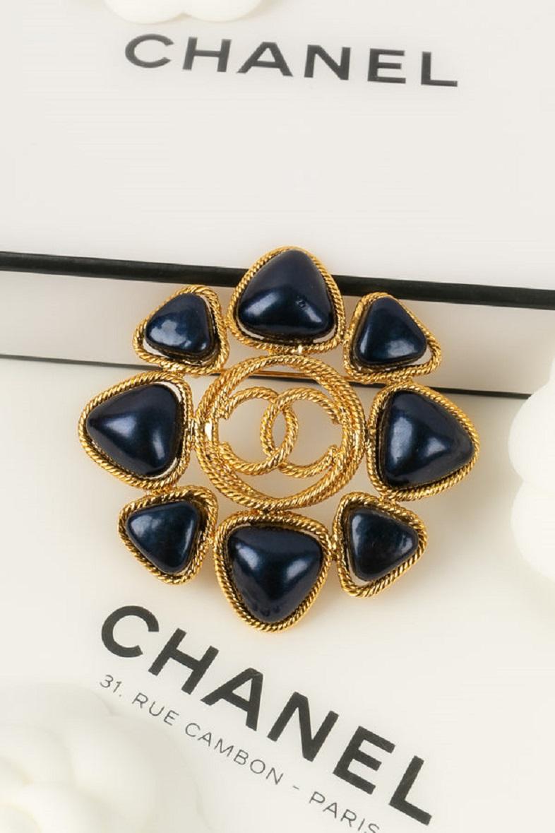 Chanel Brooch in Gold Metal and Pearly Cabochons in Shades of Blue For Sale 3