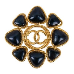 Spilla Chanel in metallo dorato e cabochon perlati nelle sfumature del blu