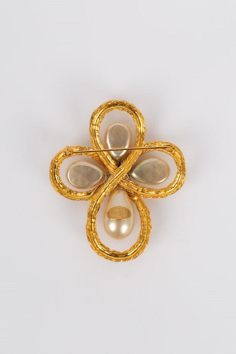 Chanel- (Made in France) Brooch in gold metal and pearly drops. Collection Autumn-Winter 1994. 

Additional information:

Dimensions: 7.5 H cm

Condition: Very good condition

Seller Ref number: BRB67