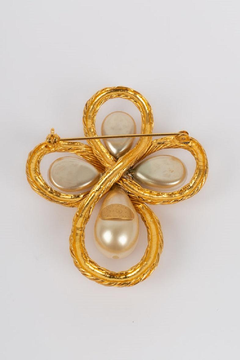 Chanel Brooch in Gold Metal and Pearly Drops, Fall 1994 In Excellent Condition For Sale In SAINT-OUEN-SUR-SEINE, FR
