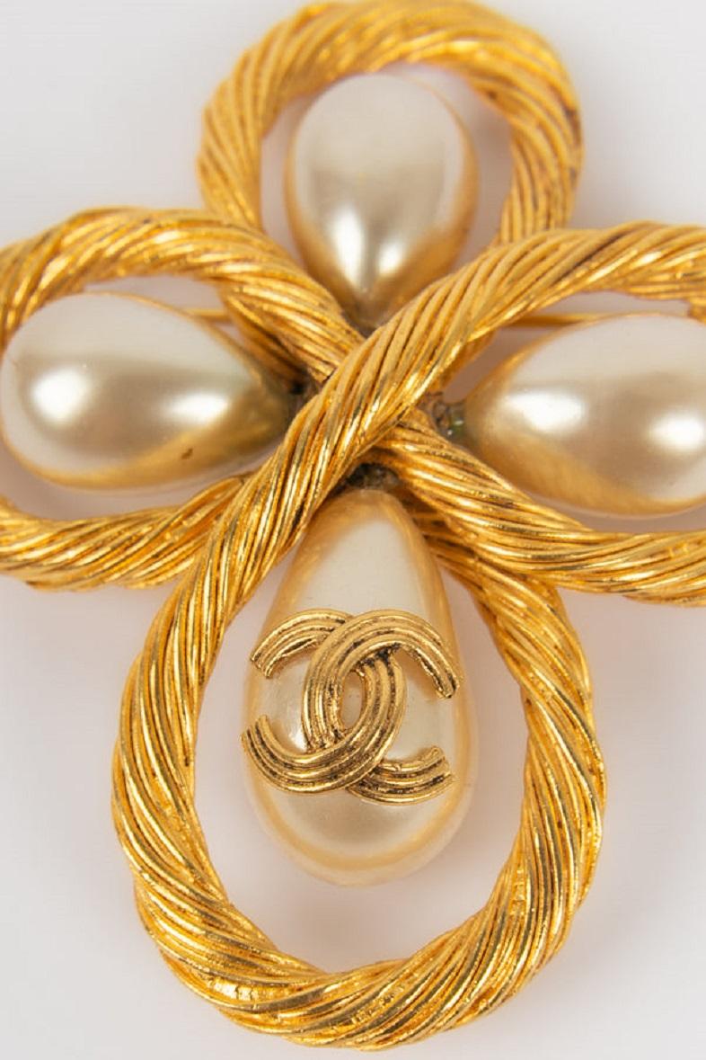 Chanel Brosche aus Goldmetall und Perlentropfen, Herbst 1994 für Damen oder Herren im Angebot