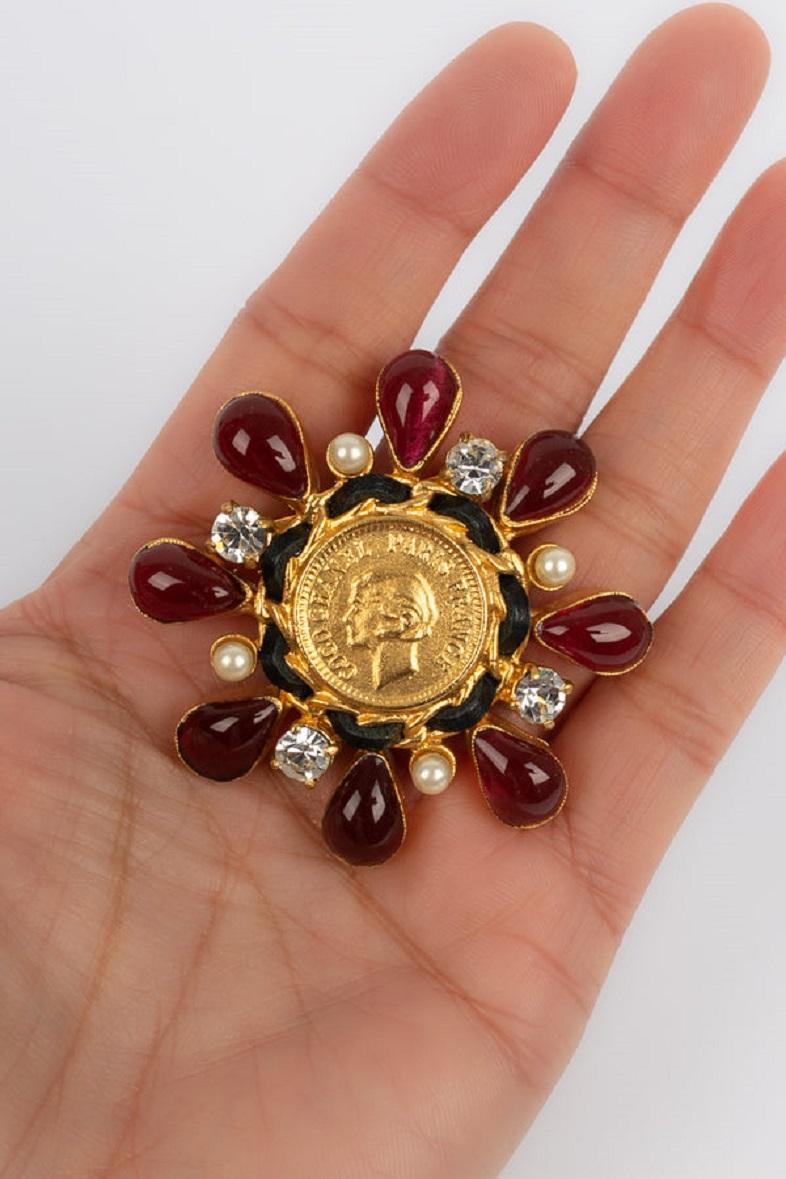 Chanel - (Made in France) Brooch in gilded metal and glass paste. Collection Fall-Winter 1989.

Additional information:
Dimensions: 4.5 H cm
Condition: Very good condition
Seller Ref number: BRB137
