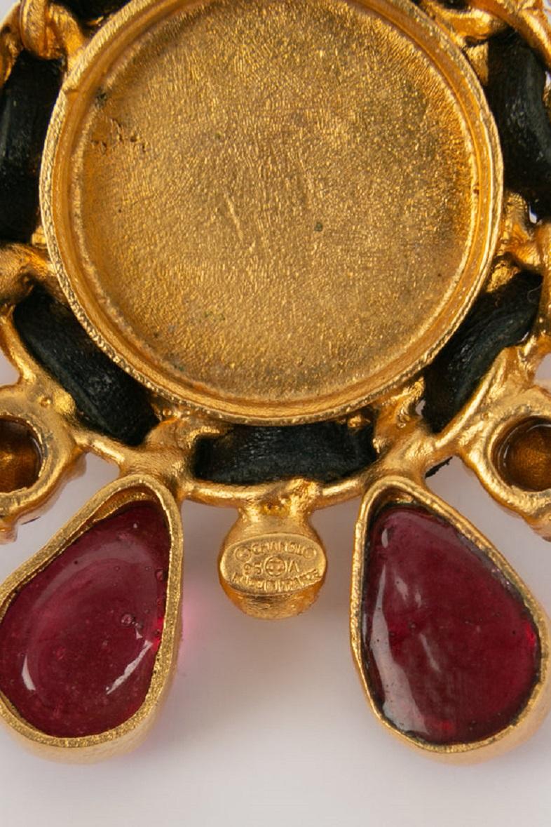 Chanel Brooch in Gold Metal, Black Leather, Rhinestones and Red Glass Paste For Sale 2