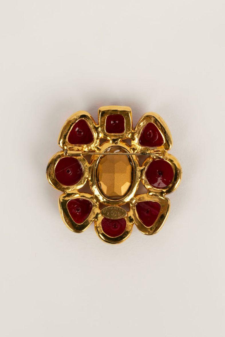 Women's or Men's Chanel Brooch in Gold Metal, Rhinestones and Glass Paste For Sale